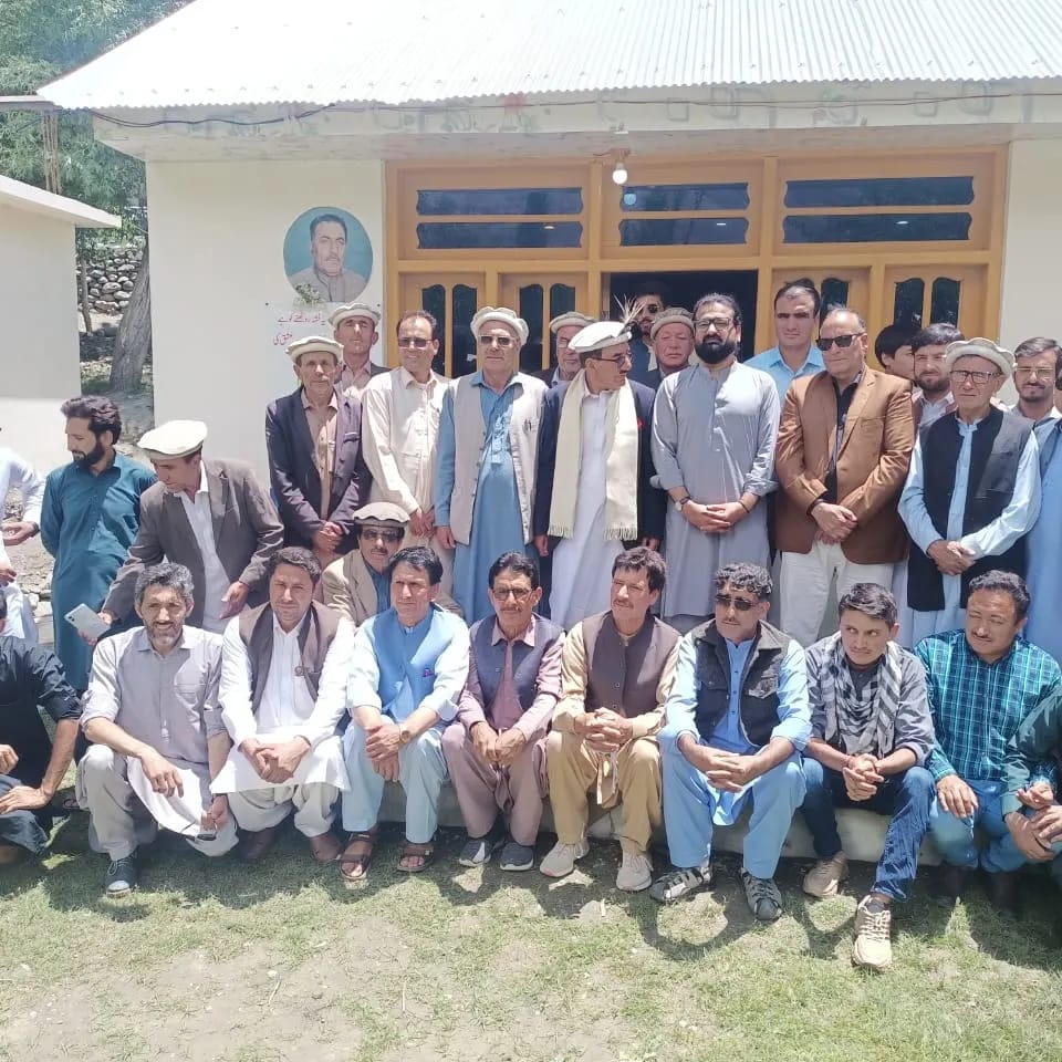 Large group photo at building