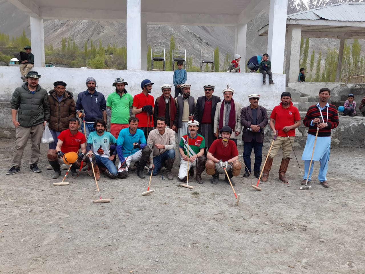 Polo participants gathered for team photo at event